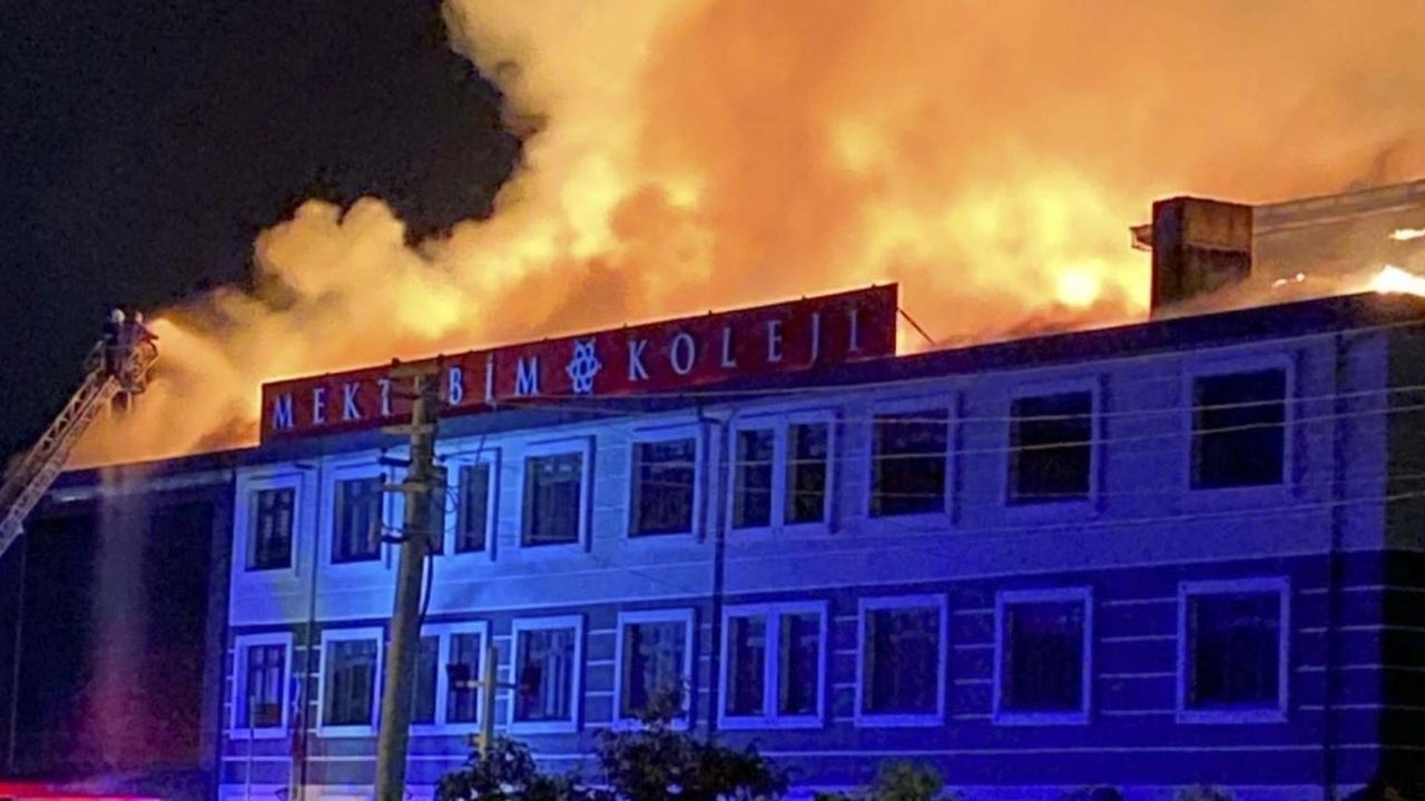 Uşak’ta Özel Bir Kolejin Çatısında Yangın Çıktı