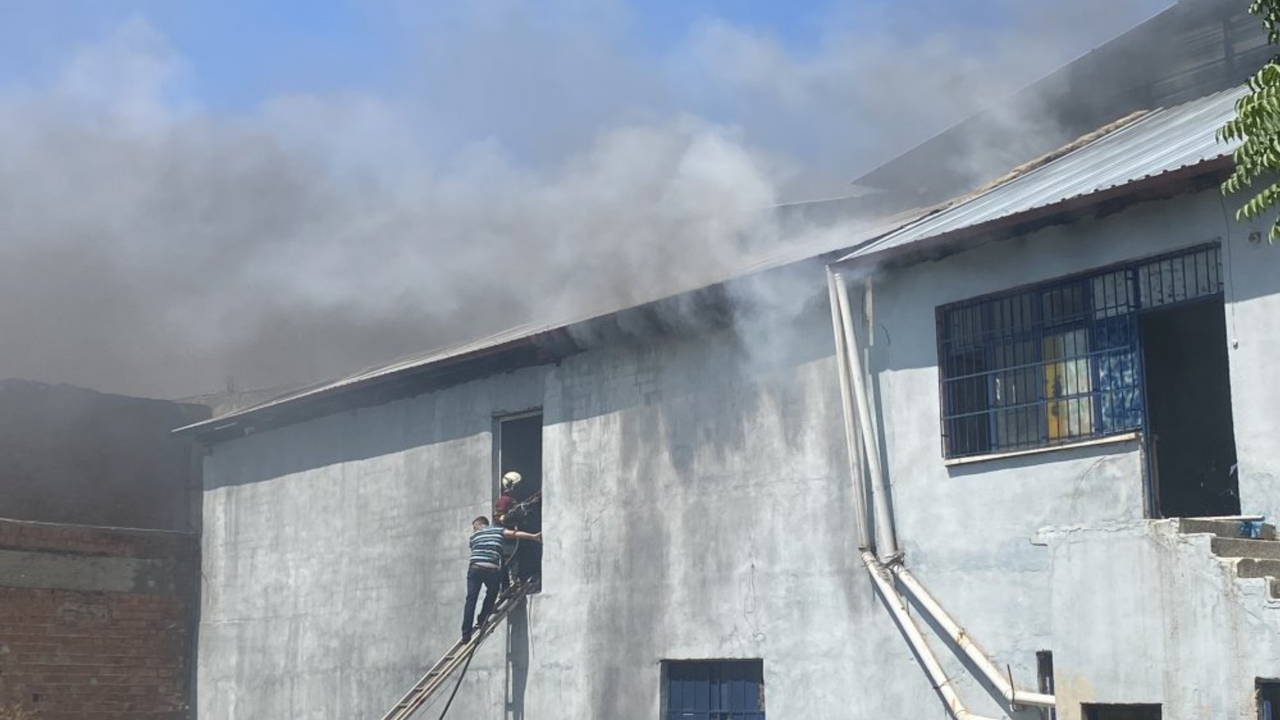 Uşak’ta Tekstil Fabrikasında Çıkan Yangın Korkuttu