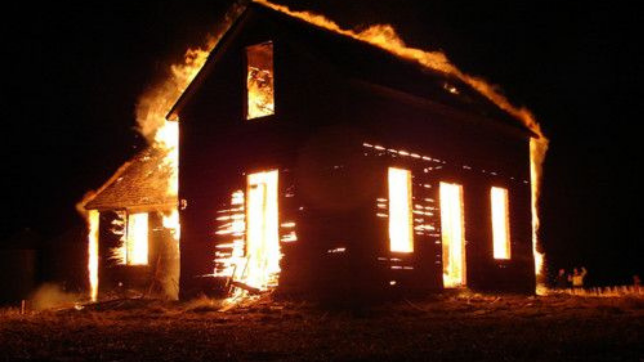 Uşak’ta Hurdalık Olarak Kullanılan Evde Yangın Çıktı