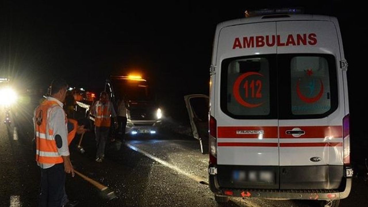 Uşak'ta Otomobil ile Tırın Çarpışması Sonucu 4 Kişi Yaralandı