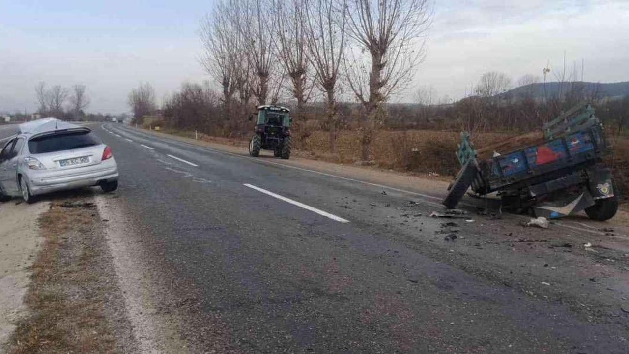 Uşak'ta Otomobil İle Traktör Çarpışması Sonucu 4 Kişi Yaralandı