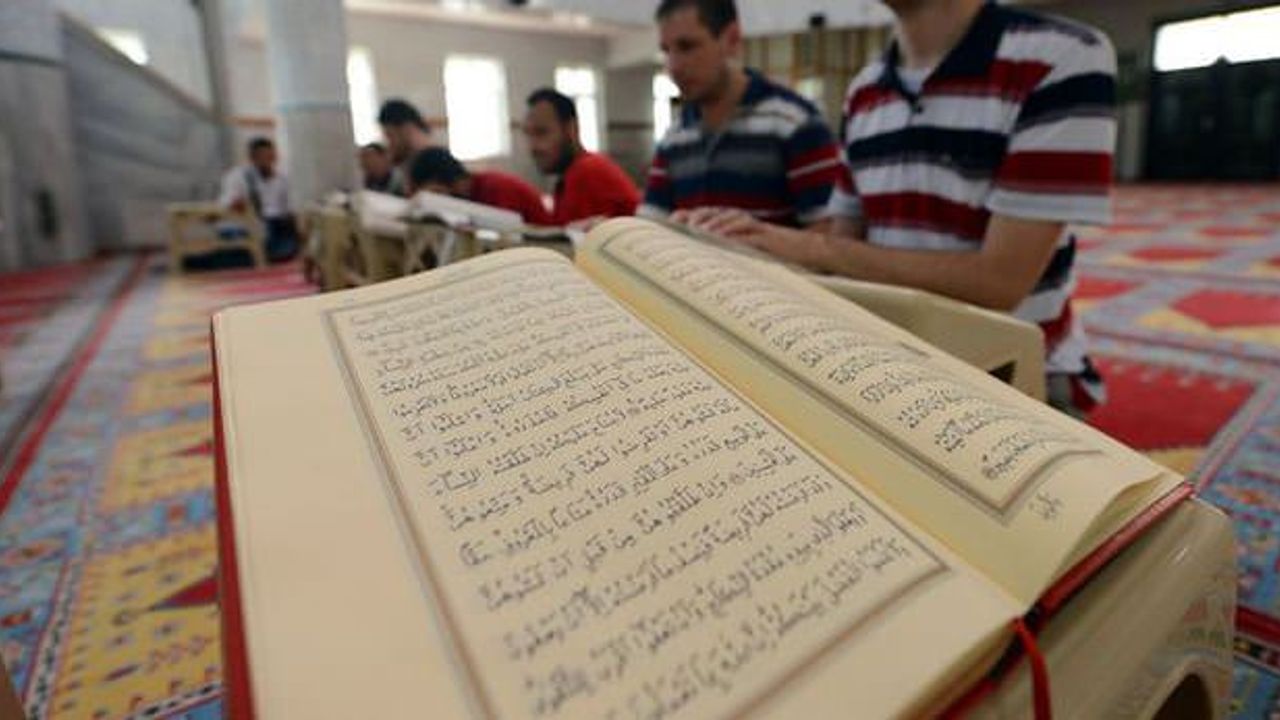 Uşak'ta Kur'an-ı Kerim'i Yüzünden Güzel Okuma Yarışması