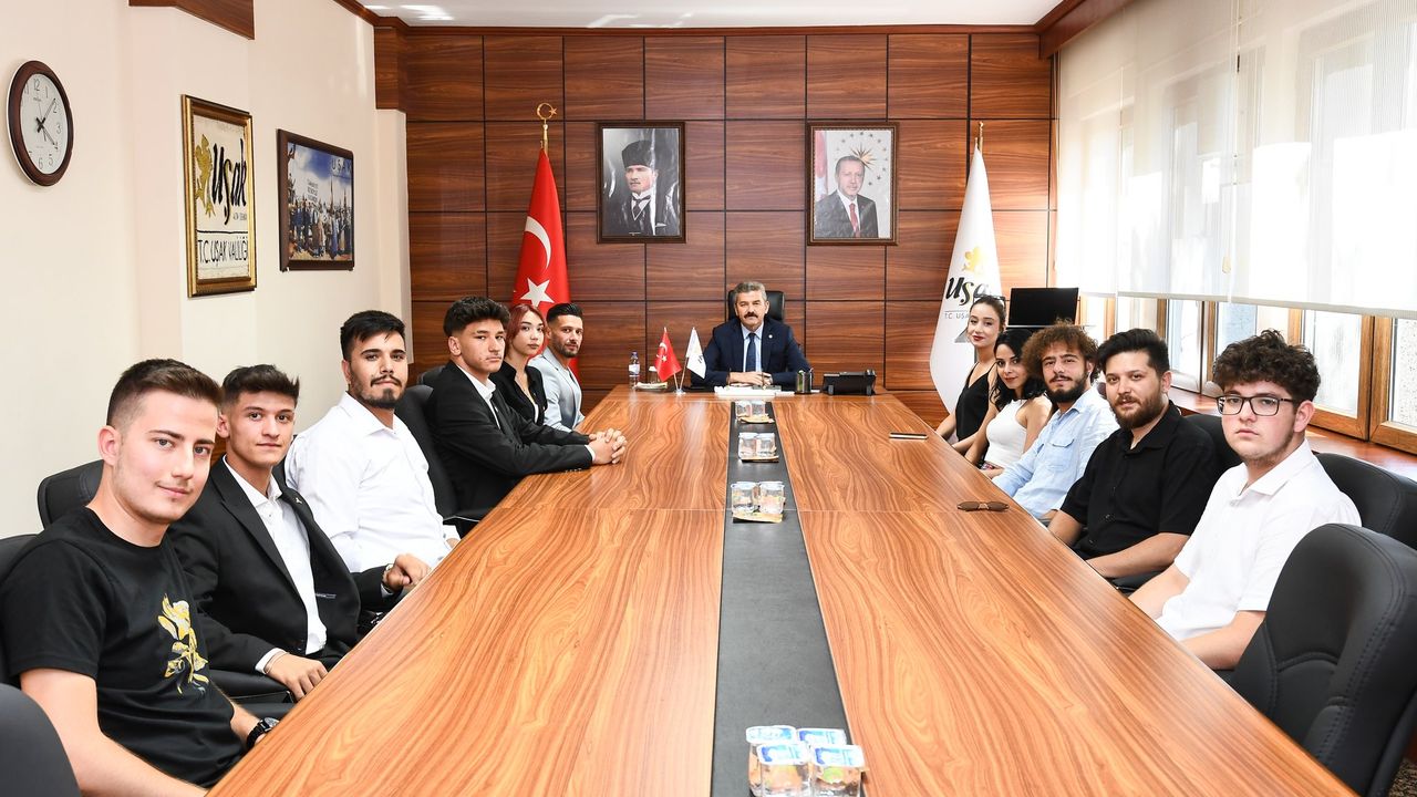 Uşak Valisi CHP'li Gençlerle Buluştu