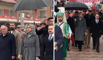 Ayakkabısı hazırlanan kaymakamdan sonra kaymakam hanıma da şemsiye tutuldu