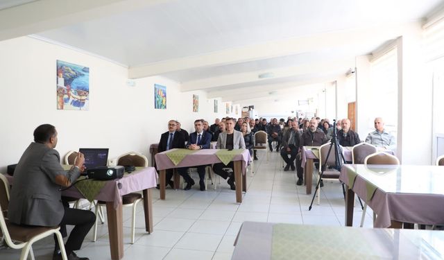 Uşak’ta Toprakla Hümik Asit Buluştu