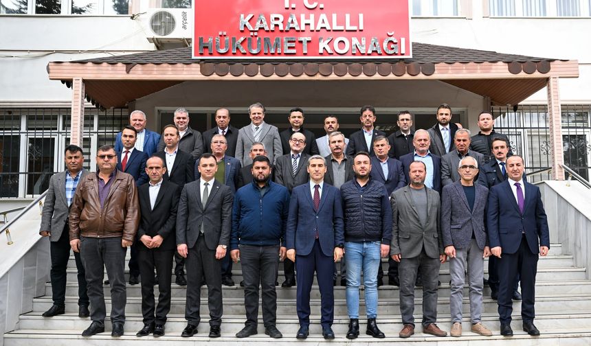 Uşak Valisi Dr. Naci Aktaş, Karahallı’da Muhtarlarla Bir Araya Geldi