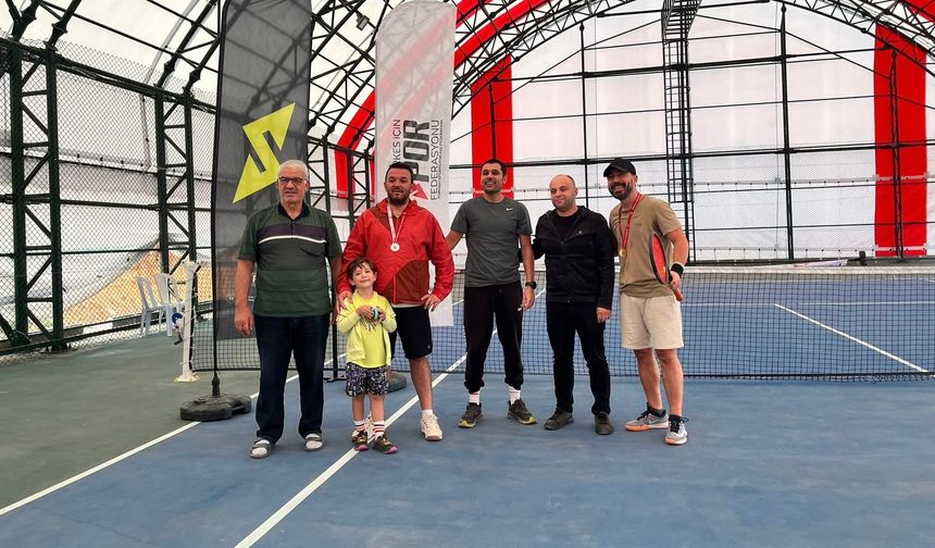 Uşak’ta 30 Yaş Üstü Tenis Turnuvası Tamamlandı