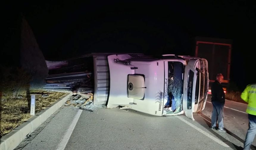 Banaz’da Tır Yan Yattı, Trafik Tek Şeritten