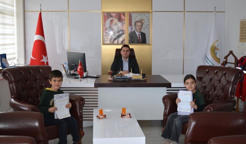 Meslekleri tanımak isteyen öğrenciler Karahallı Kaymakamını ziyaret etti